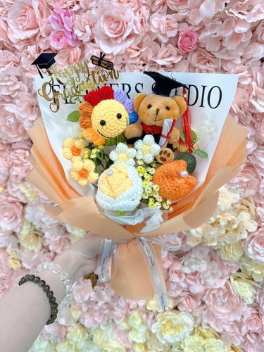 🎓🧸 2024 畢業熊系列 | 畢業花束 | 過百款現貨花束 🧸🎓 觀塘千呎門市 | 即日取花 | 精選畢業花束 2024年嘅畢業季即將來臨,想為畢業生送上獨一無二嘅祝福?Lucky One Florist 為您準備咗多款可愛嘅畢業熊系列花束,配有萌化人心嘅小熊公仔,搭配上精美嘅鮮花或乾花,係送俾親朋好友嘅理想選擇。無論係簡約清新的設計,定係華麗大方嘅款式,我哋都有豐富嘅選擇,讓您輕鬆搵到最適合嘅畢業花束。