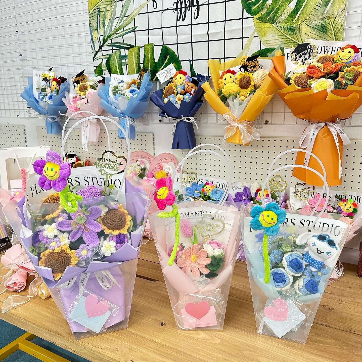 香港花店|香港平價花店|2024香港花店|觀塘花店|畢業花束|畢業禮物 |畢業花|情人節花束|生日花束|紀念日花束|公仔卡通花束|追星應援物|求婚花束|升職榮休|BB百日宴禮物|伴手禮|訂製禮品|散水禮物|開張花籃|教會洗禮|探病出院|節日花禮|客製化商品|企業禮品|商業禮品|實用紀念品|針織花 編織花 乾燥花 永生花 香皂花