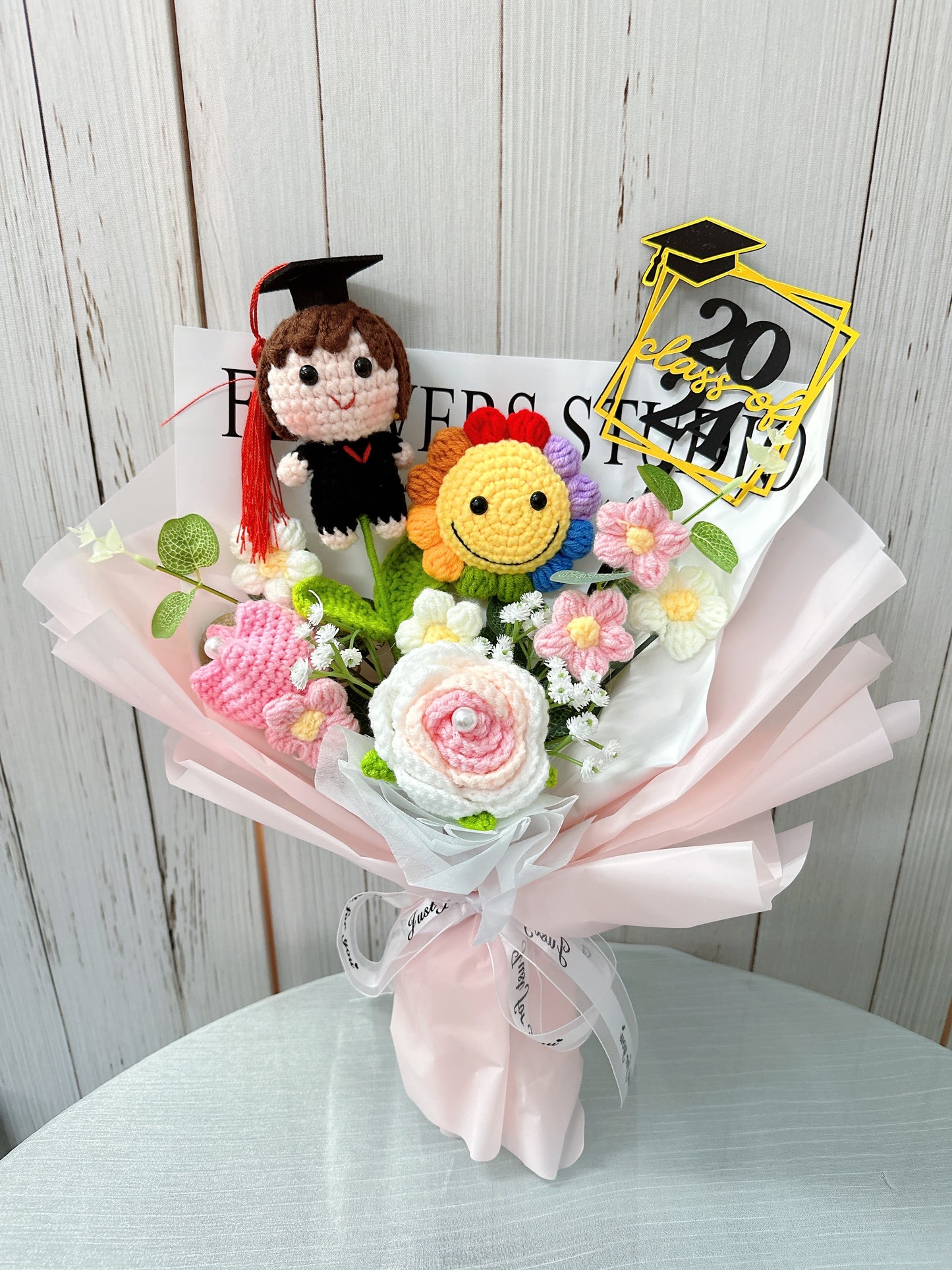 女仔全身公仔 彩虹太陽花|向日葵|鬱金香|畢業花束|畢業禮物|畢業公仔|針織花束 編織花束 鈎織花束|幼兒園 小朋友畢業花束|即日送花|網上訂花|觀塘花店