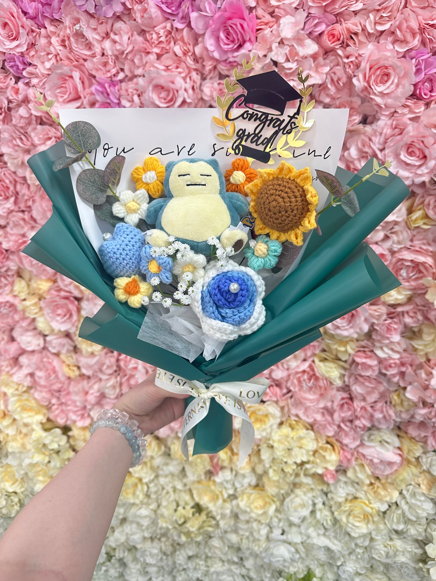 卡比獸公仔花束|寶可夢Pokémon|客製化花束| 訂製花束 $298起🔥|客製禮物|創意花束|太陽花|紅玫瑰|針織花束 編織花束 鈎織花束|生日花束|畢業花束|畢業禮物|週年紀念日花束|情人節花束|創意禮品|網上訂花|創意花藝|人手製作|觀塘花店|香港花店 情人節禮物 紀念日花束 朋友生日禮物 頒獎典禮 榮休升職離職 教會受洗禮物 開張大吉|觀塘花店|送花|訂花|訂花束|網上訂花|訂花推介|送花服務|花束|花束訂購|情人節花束|訂情人節花束|生日花束|生日送花|即日送花|畢業花束|訂畢業花束|求婚花束|母親節花束|開張花籃|開張花牌|花籃|針織花束|2024香港花店推介|結婚花球|襟花|BB禮物籃|初生嬰兒禮物|永生花|永生花擺設|玫瑰熊|花店推介|送花推介|花束種類|99支玫瑰求婚|99枝紅玫瑰|玫瑰花束|紅玫瑰花束|母親節康乃馨花束|滿天星花束|百合花束|鬱金香花束|向日葵花束|太陽花花束|向日葵畢業花束|鮮花花束|買花|網上買花|花店香港|香港花店|探病慰問花束|畢業禮物|禮品籃|訂製花束|紀念花束|氣球花|波波花束|畢業公仔|公仔花束|卡通花束|網上花店|公仔花|教會洗禮花束|基督教洗禮|醫院花