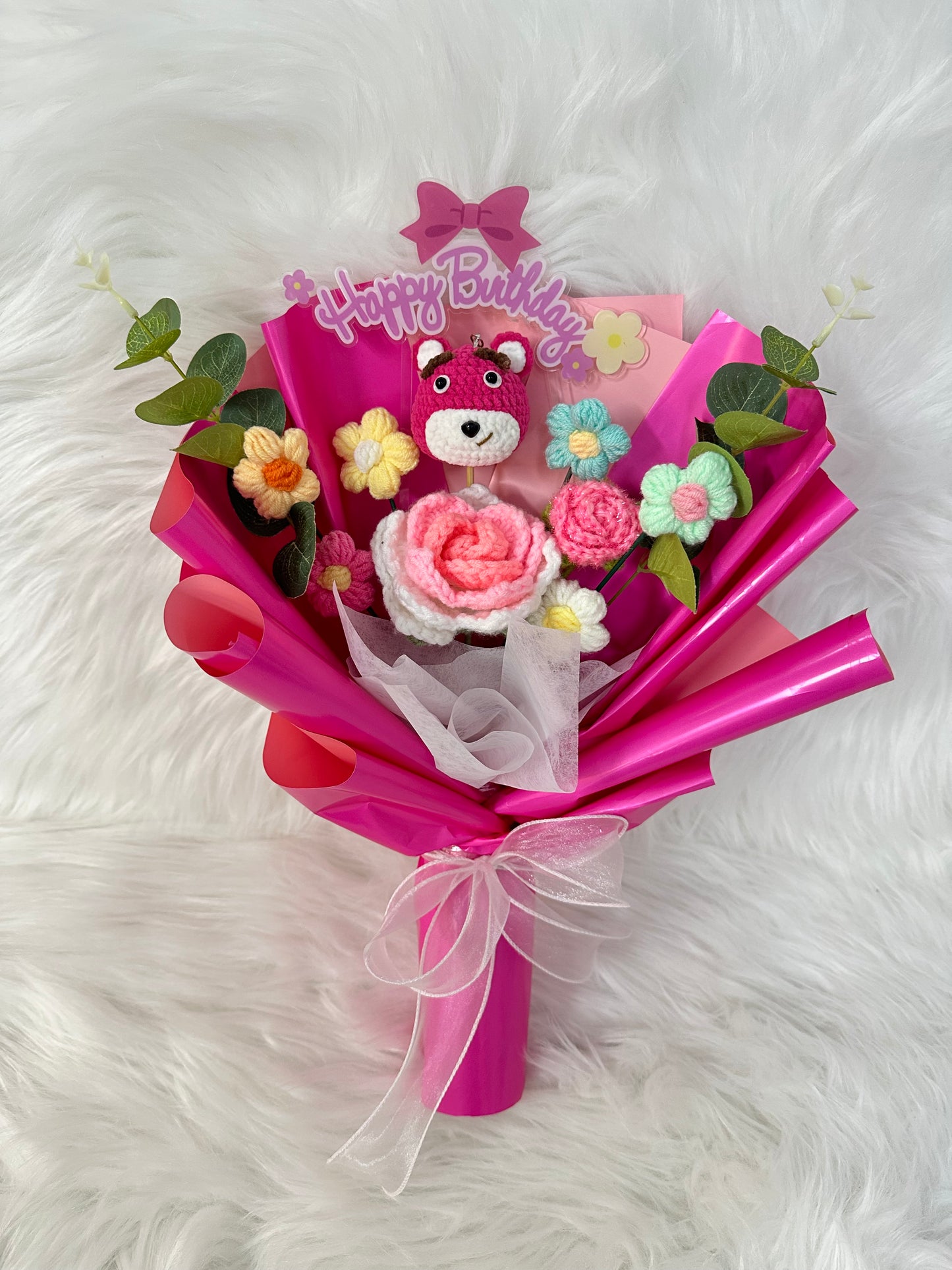 🍓勞蘇 草莓熊 Lotso|迪士尼 Disney|客製禮物|小朋友 幼稚園畢業花束|卡通花束|針織花束 編織花束|生日花束|畢業公仔花束|畢業禮物|週年紀念日花束|情人節花束|創意禮品|網上訂花|人手製作|觀塘花店|香港花店