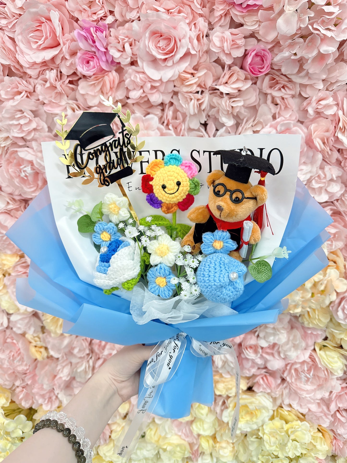 情人節禮物 紀念日花束 朋友生日禮物 頒獎典禮 榮休升職離職 教會受洗禮物 開張大吉|觀塘花店|送花|訂花|訂花束|網上訂花|訂花推介|送花服務|花束|花束訂購|情人節花束|訂情人節花束|生日花束|生日送花|即日送花|畢業花束|訂畢業花束|求婚花束|母親節花束|開張花籃|開張花牌|花籃|針織花束|2024香港花店推介|結婚花球|襟花|BB禮物籃|初生嬰兒禮物|中秋生果籃|中秋禮盒|永生花|永生花擺設|玫瑰熊|花店推介|送花推介|花束種類|99支玫瑰求婚|99枝紅玫瑰|玫瑰花束|紅玫瑰花束|母親節康乃馨花束|滿天星花束|百合花束|鬱金香花束|向日葵花束|太陽花花束|向日葵畢業花束|鮮花花束|買花|網上買花|花店香港|香港花店|探病慰問花束|畢業禮物|禮品籃|訂製花束|紀念花束|氣球花|波波花束|畢業公仔|公仔花束|卡通花束|網上花店|公仔花|教會洗禮花束|基督教洗禮|醫院花束|政府部門送花|大學畢業|學警畢業|香港大學畢業|表演花束|理工大學|浸會大學|嶺南大學|都會大學|恆生學院|科技大學|送老師禮物|送學生禮物|家長送老師|送男朋友|送女朋友|送小朋友禮物|政府供應商|中秋節果籃|婚禮場地佈置