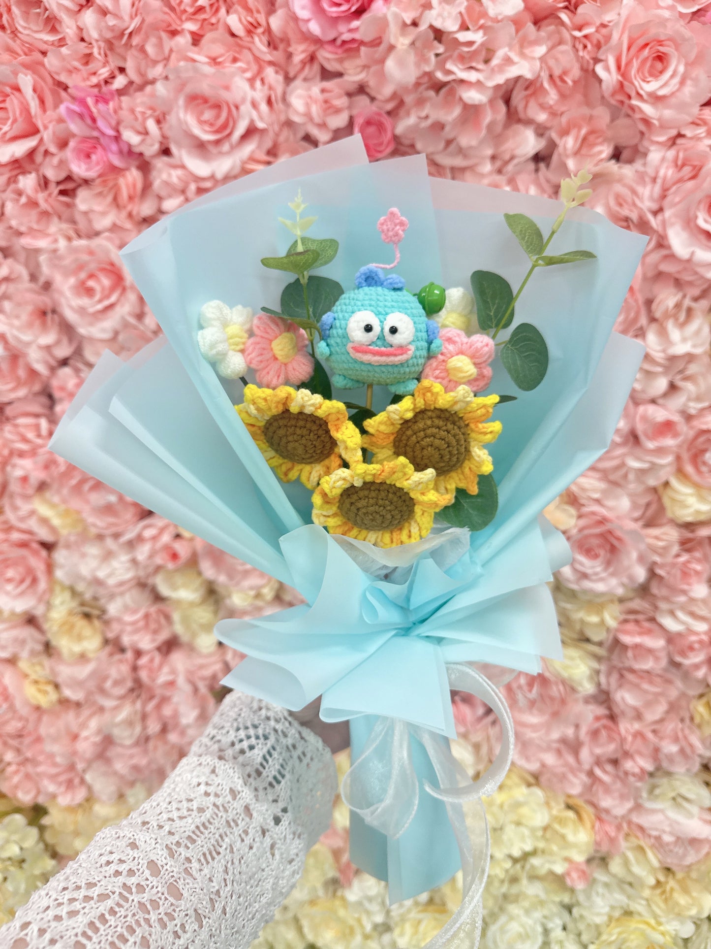 水怪 人魚漢頓|Sanrio 三麗鷗|客製化花束|客製禮物|創意花束|太陽花|紅玫瑰|針織花束 編織花束 鈎織花束|生日花束|畢業花束|畢業禮物|週年紀念日花束|情人節花束|創意禮品|網上訂花|創意花藝|人手製作|觀塘花店|香港花店