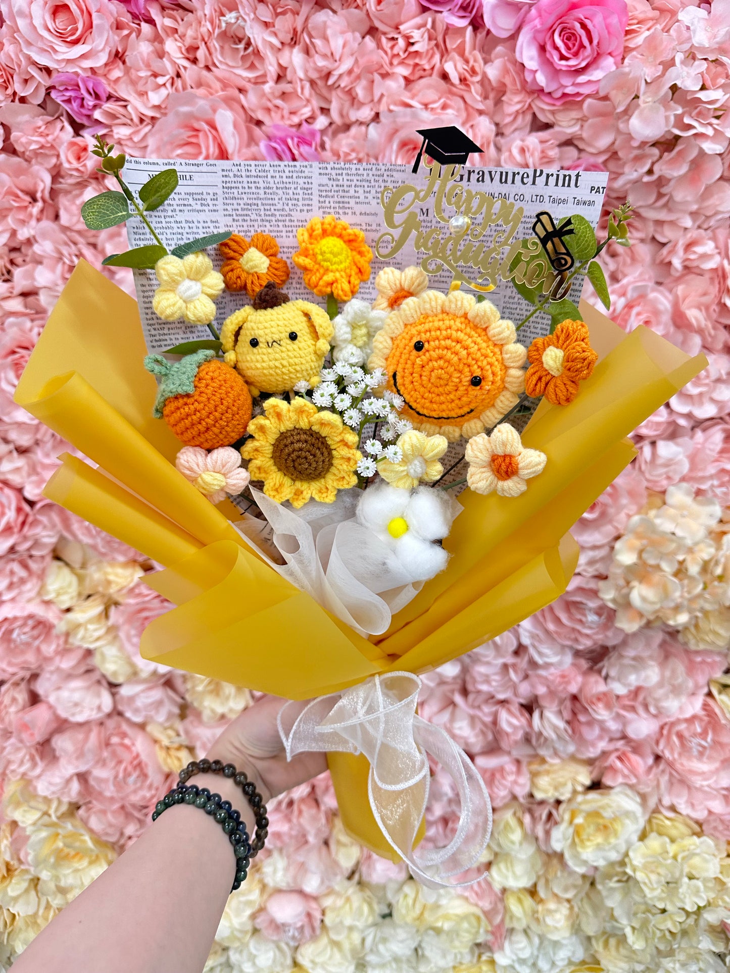 Pompompurin 布甸狗 布丁狗 公仔花| Sanrio 三麗鷗|向日葵|棉子|滿天星|畢業花束|畢業禮物|畢業公仔|針織花束 編織鈎織花束|人手製作|網上花店|香港花店|觀塘花店