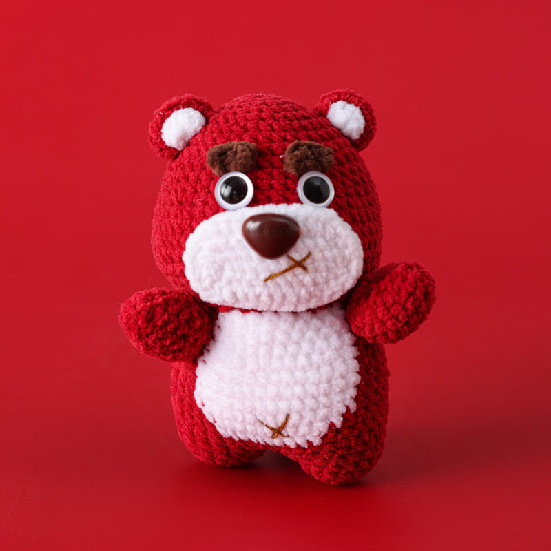 TOY STORY 草莓熊🍓| 勞蘇Lotso|手工針織公仔|2024人氣動漫卡通角色IP款|鎖匙扣掛件|畢業花束|畢業禮物|畢業公仔|針織花束 編織花束 鈎織花束|人手製作|網上花店|觀塘花店