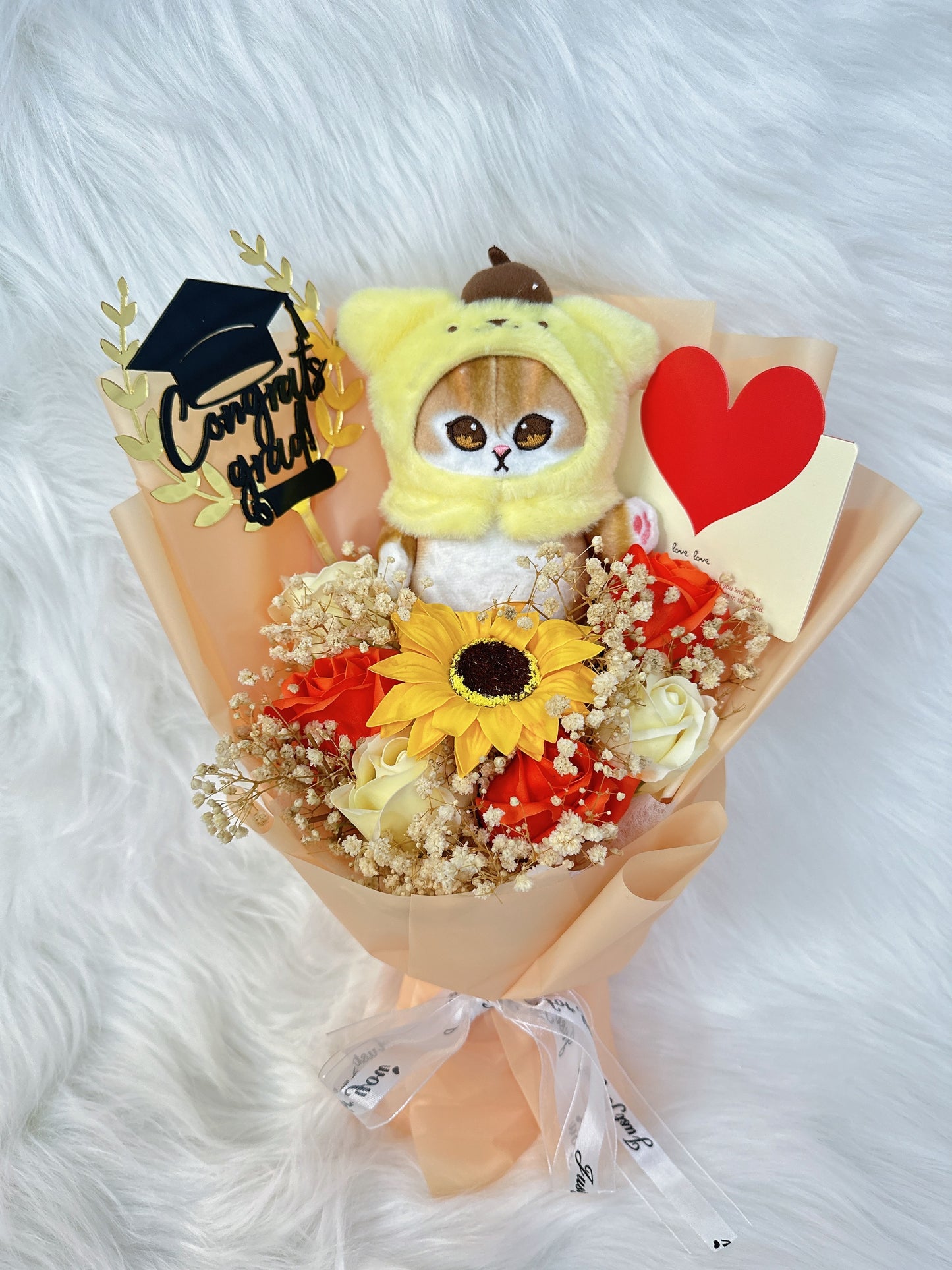 Pompompurin 布甸狗 布丁狗 公仔花|鯊魚貓 Mofusand| Sanrio 三麗鷗|向日葵|玫瑰|滿天星|畢業花束|畢業禮物|畢業公仔|針織花 編織花|網上花店|香港花店|觀塘花店 情人節禮物 紀念日花束 朋友生日禮物 頒獎典禮 榮休升職離職 教會受洗禮物 開張大吉|觀塘花店|送花|訂花|訂花束|網上訂花|訂花推介|送花服務|花束|花束訂購|情人節花束|訂情人節花束|生日花束|生日送花|即日送花|畢業花束|訂畢業花束|求婚花束|母親節花束|開張花籃|開張花牌|花籃|針織花束|2024香港花店推介|結婚花球|襟花|BB禮物籃|初生嬰兒禮物|中秋生果籃|中秋禮盒|永生花|永生花擺設|玫瑰熊|花店推介|送花推介|花束種類|99支玫瑰求婚|99枝紅玫瑰|玫瑰花束|紅玫瑰花束|母親節康乃馨花束|滿天星花束|百合花束|鬱金香花束|向日葵花束|太陽花花束|向日葵畢業花束|鮮花花束|買花|網上買花|花店香港|香港花店|探病慰問花束|畢業禮物|禮品籃|訂製花束|紀念花束|氣球花|波波花束|畢業公仔|公仔花束|卡通花束|網上花店|公仔花|教會洗禮花束|基督教洗禮|醫院花束|政府部門送花|大學畢業|學警畢業