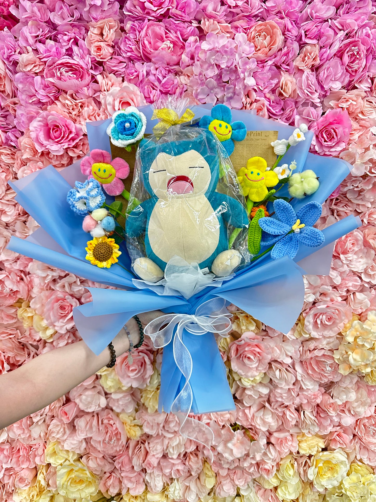 卡比獸公仔 寶可夢Pokémon $888|客製化花束| 訂製花束 $298起🔥|客製禮物|創意花束|太陽花|紅玫瑰|針織花束 編織花束 鈎織花束|生日花束|畢業花束|畢業禮物|週年紀念日花束|情人節花束|創意禮品|網上訂花|創意花藝|人手製作|觀塘花店|香港花店