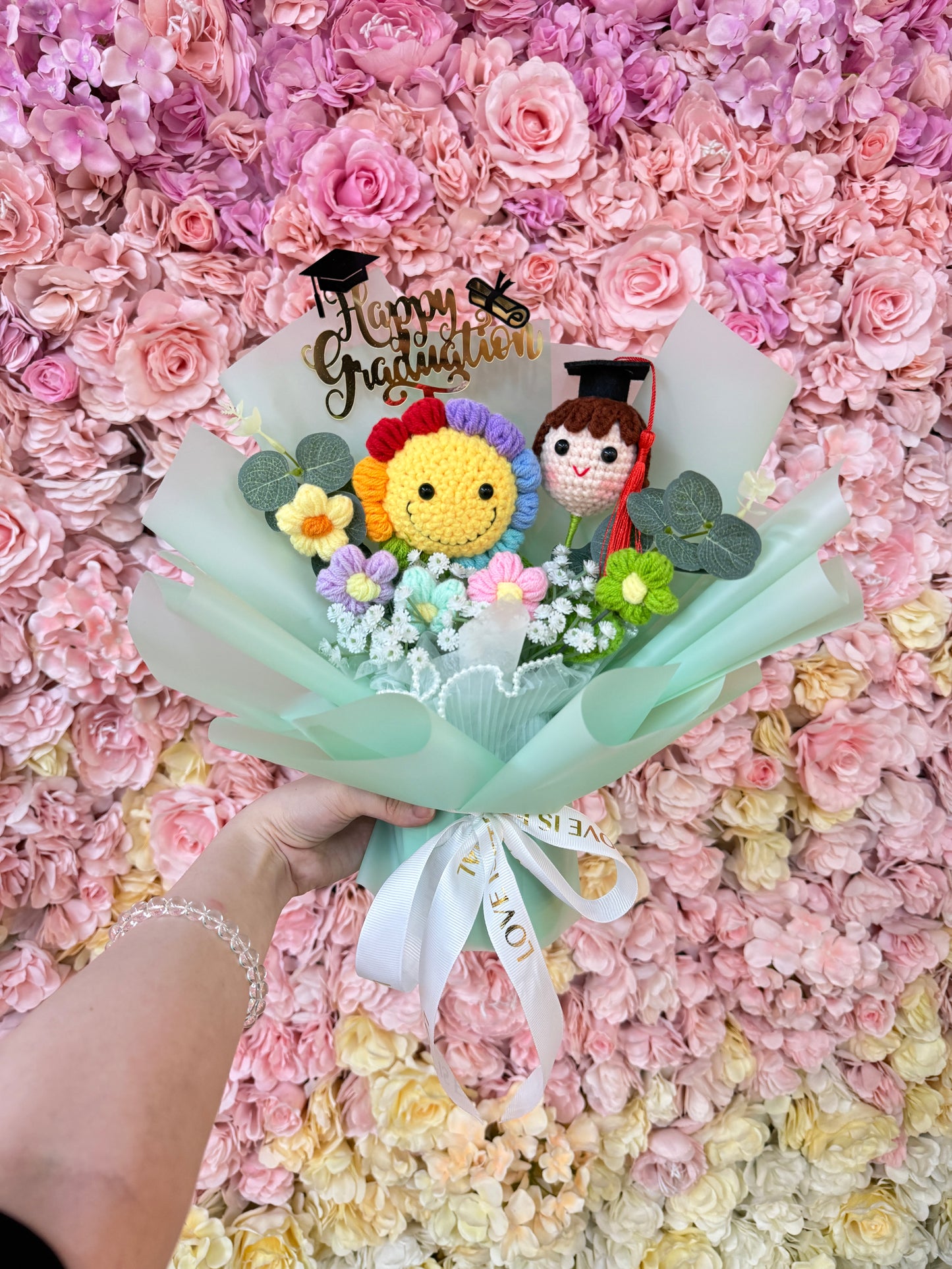 畢業女仔|彩虹笑臉|幼兒園 小朋友畢業花束|送老師禮物|畢業花束|畢業禮物|卡通花束|公仔花束|網上訂花|人手製作|觀塘花店|香港花店