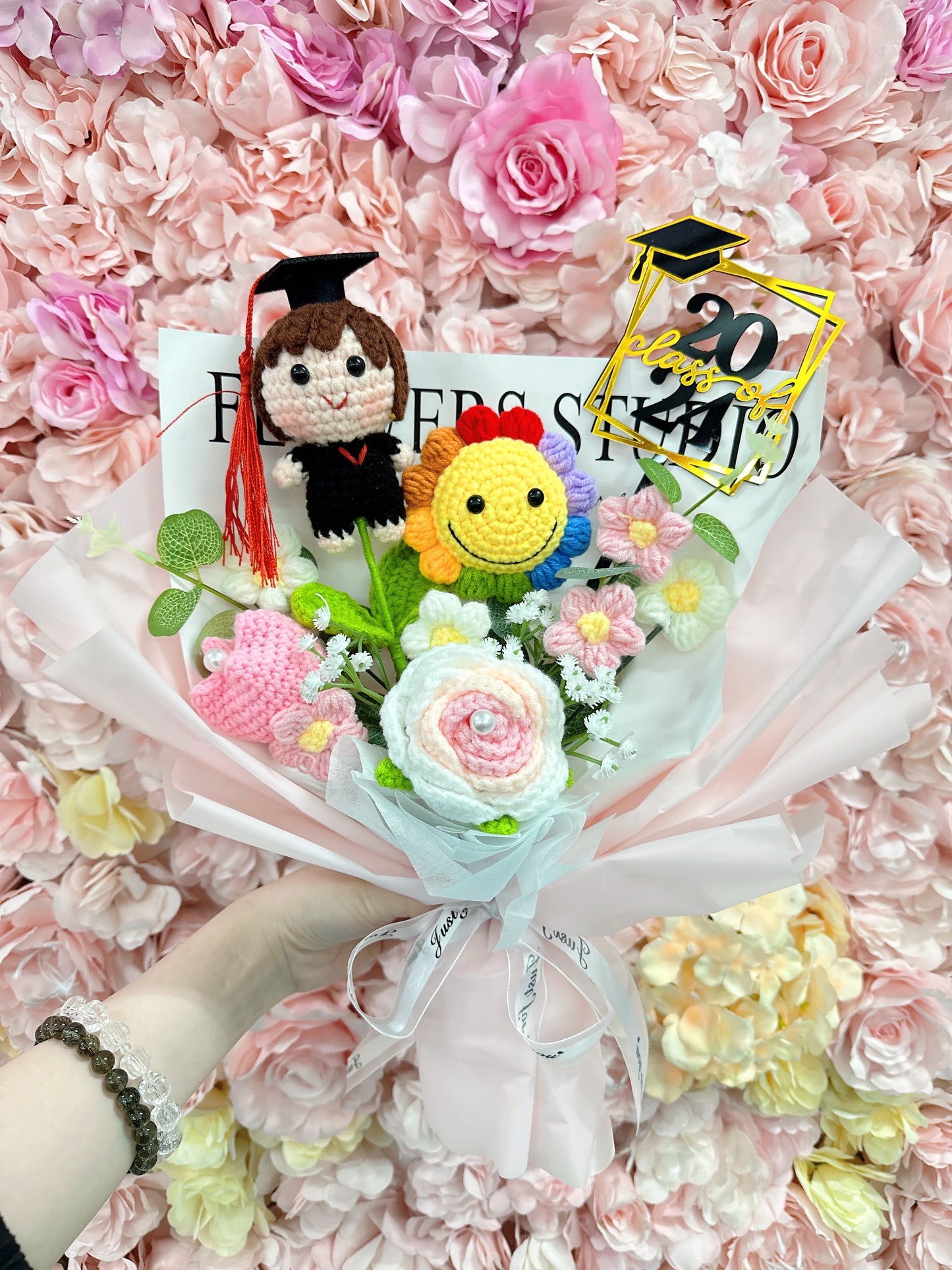 女仔全身公仔 彩虹太陽花|向日葵|鬱金香|畢業花束|畢業禮物|畢業公仔|針織花束 編織花束 鈎織花束|幼兒園 小朋友畢業花束|即日送花|網上訂花|觀塘花店