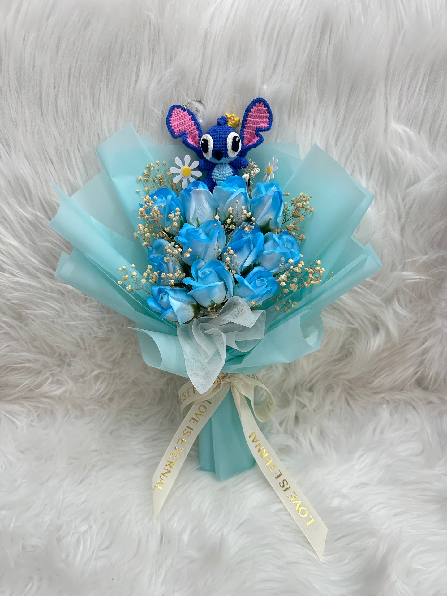 【預訂落單】Stitch 史迪仔公仔花束|《星際寶貝》史迪奇|畢業花束|畢業公仔花束|網上訂花|乾花滿天星玫瑰花束|生日花束|週年紀念日花束|情人節花束|感謝Farewell花束|即日送花|香港花店|觀塘花店