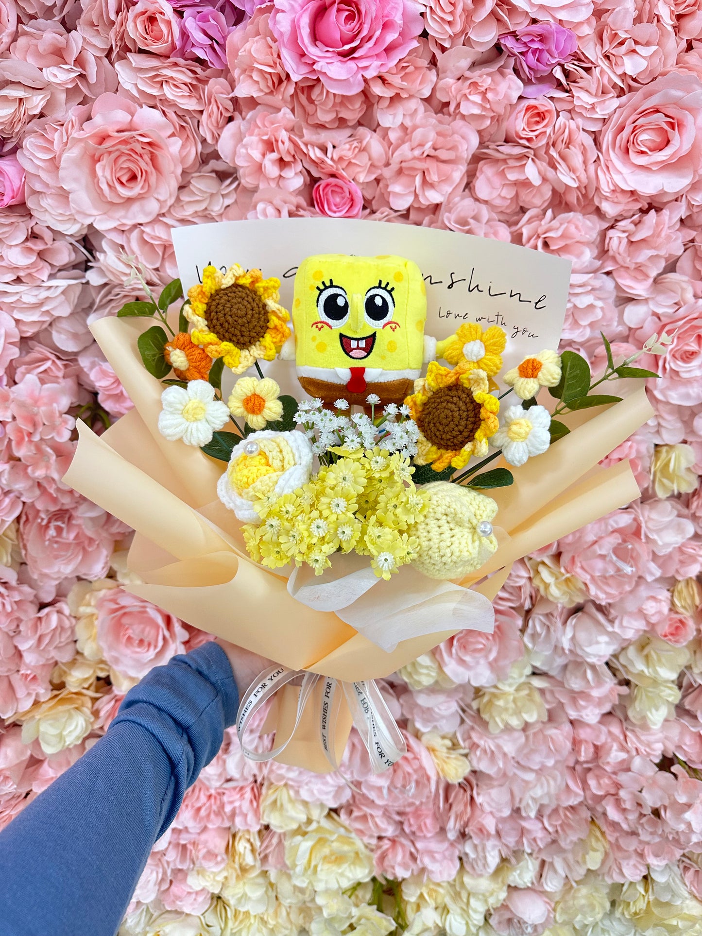 《海綿寶寶》SpongeBob SquarePants 公仔花束|畢業公仔花束|畢業花束|生日禮物|網上訂花|針織花束|生日花束|週年紀念日花束|情人節花束|Farewell花束|即日送花|香港花店|觀塘花店