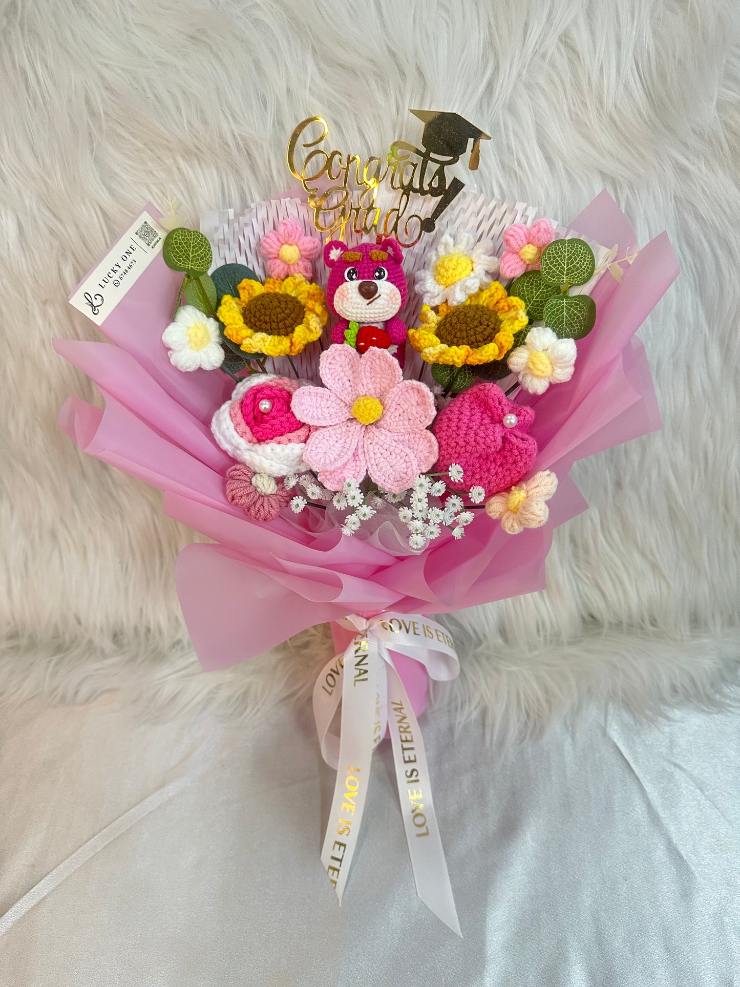 🍓勞蘇 草莓熊 Lotso公仔花束|客製禮物|小朋友 幼稚園畢業花束|卡通花束|針織花束 編織花束|生日花束|畢業公仔花束|畢業禮物|週年紀念日花束|情人節花束|創意禮品|網上訂花|人手製作|觀塘花店|香港花店