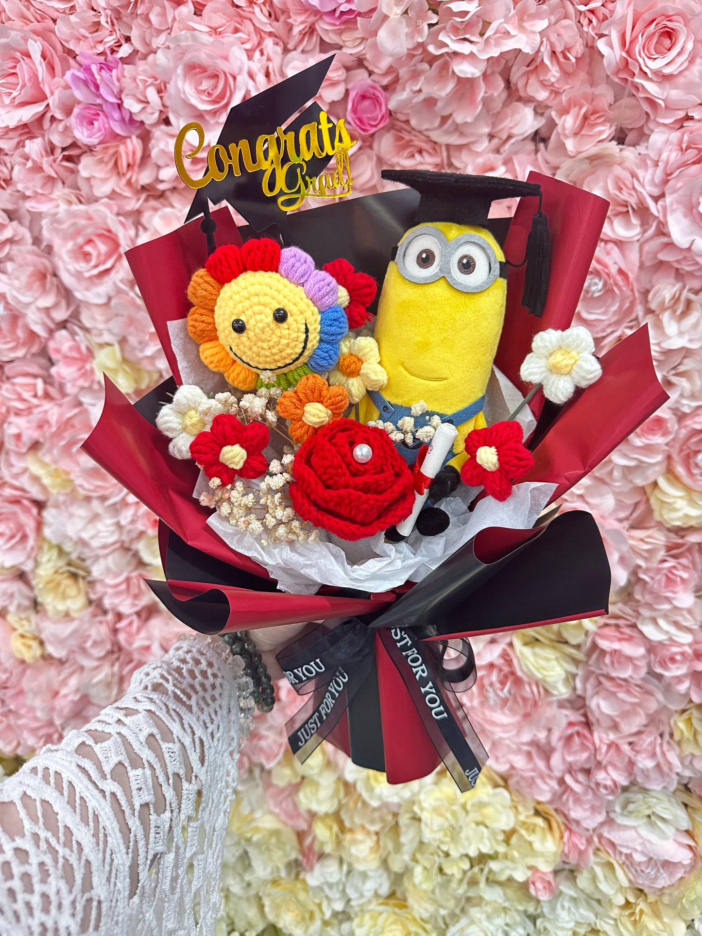 Minions 小黃人(非現貨)|客製化生日花束| 訂製花束 $298起🔥|客製禮物|創意花束|太陽花|紅玫瑰|針織花束 編織花束 鈎織花束|生日花束|畢業花束|畢業禮物|週年紀念日花束|情人節花束|創意禮品|網上訂花|創意花藝|人手製作|觀塘花店|香港花店