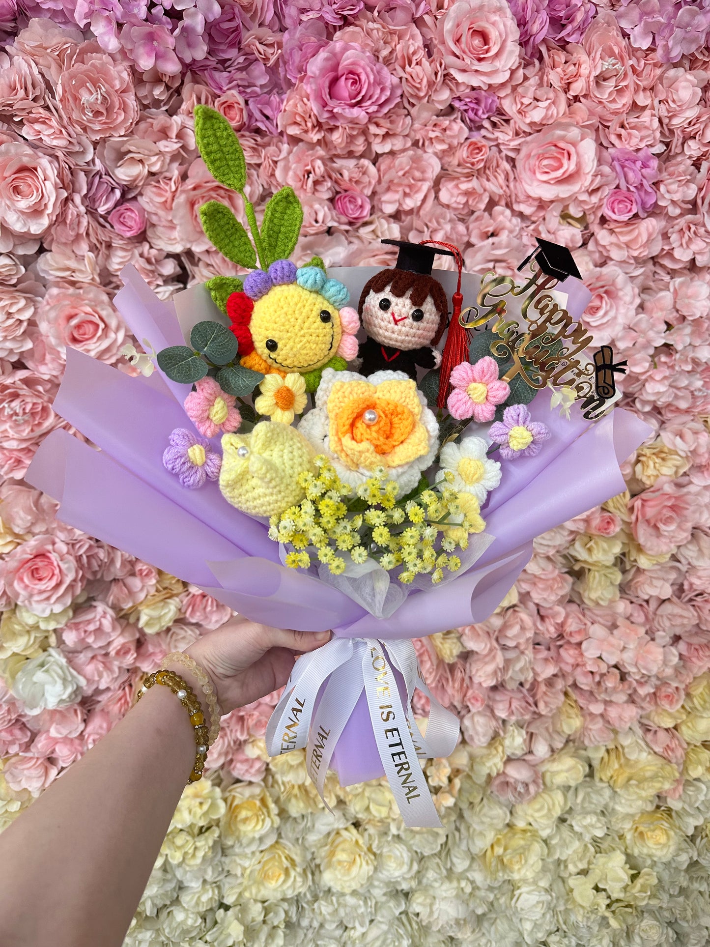 畢業女仔｜彩虹笑臉｜幼兒園 小朋友畢業花束｜送老師禮物｜畢業花束｜畢業禮物｜卡通花束｜公仔花束｜網上訂花｜人手製作｜觀塘花店｜香港花店