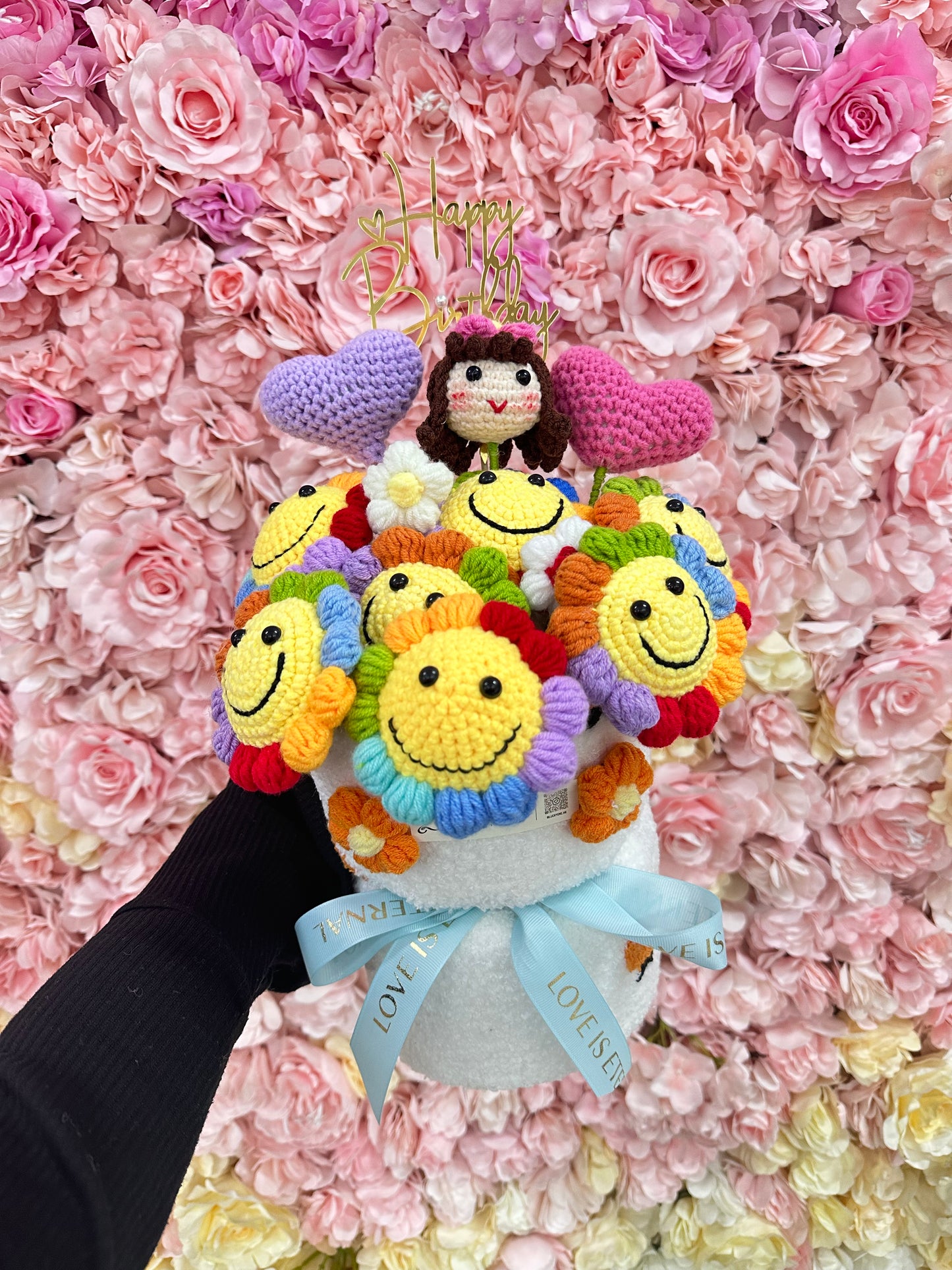 💐女仔生日花🌈彩虹笑臉太陽花｜客製公仔花｜畢業花束｜針織花束｜生日花束｜週年紀念日花束｜情人節花束｜感謝Farewell花束｜網上訂花｜即日送花｜香港花店｜觀塘花店