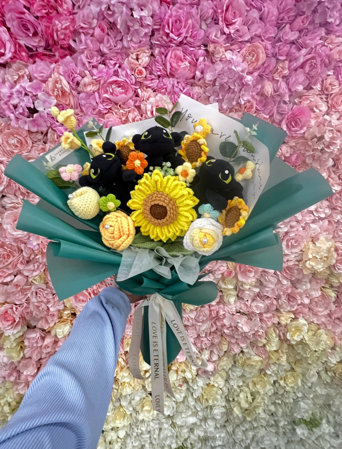 【訂製服務】（非現貨）無牙仔公仔花束｜客製花束｜ 訂製花束 $298起🔥｜客製禮物｜創意花束｜訂製公仔花束｜生日花束｜畢業花束｜週年紀念日花束｜情人節花束｜升職榮休Farewell 花束｜創意禮物｜網上訂花｜觀塘花店｜香港花店