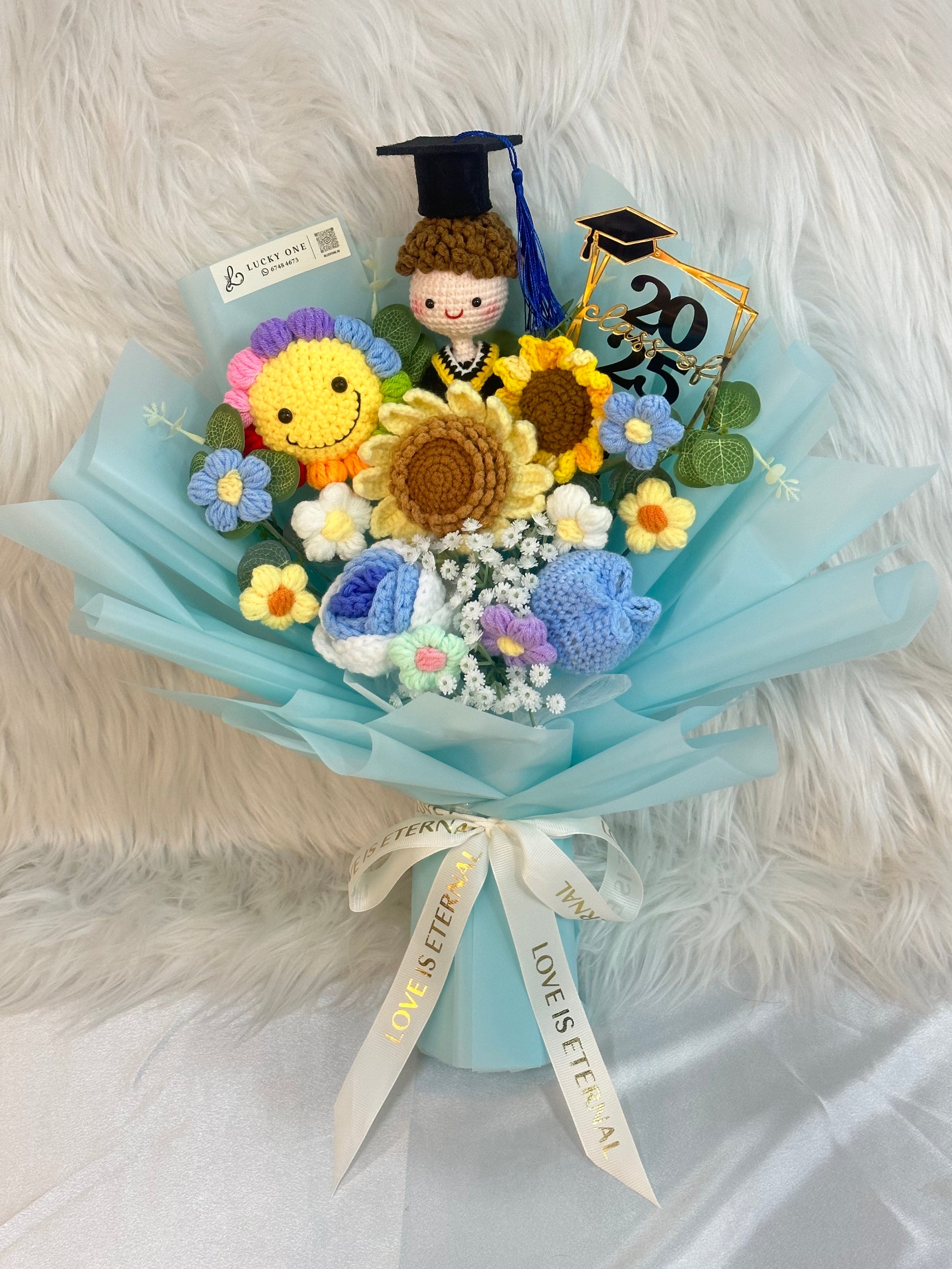 全身畢業男仔公仔｜畢業花束｜畢業花｜畢業禮物｜畢業公仔花束｜公仔花束｜香港畢業季｜幼稚園/小學/中學/大學畢業花束｜即日送花｜平價花店｜網上花店推介｜網上訂花｜香港花店｜觀塘花店