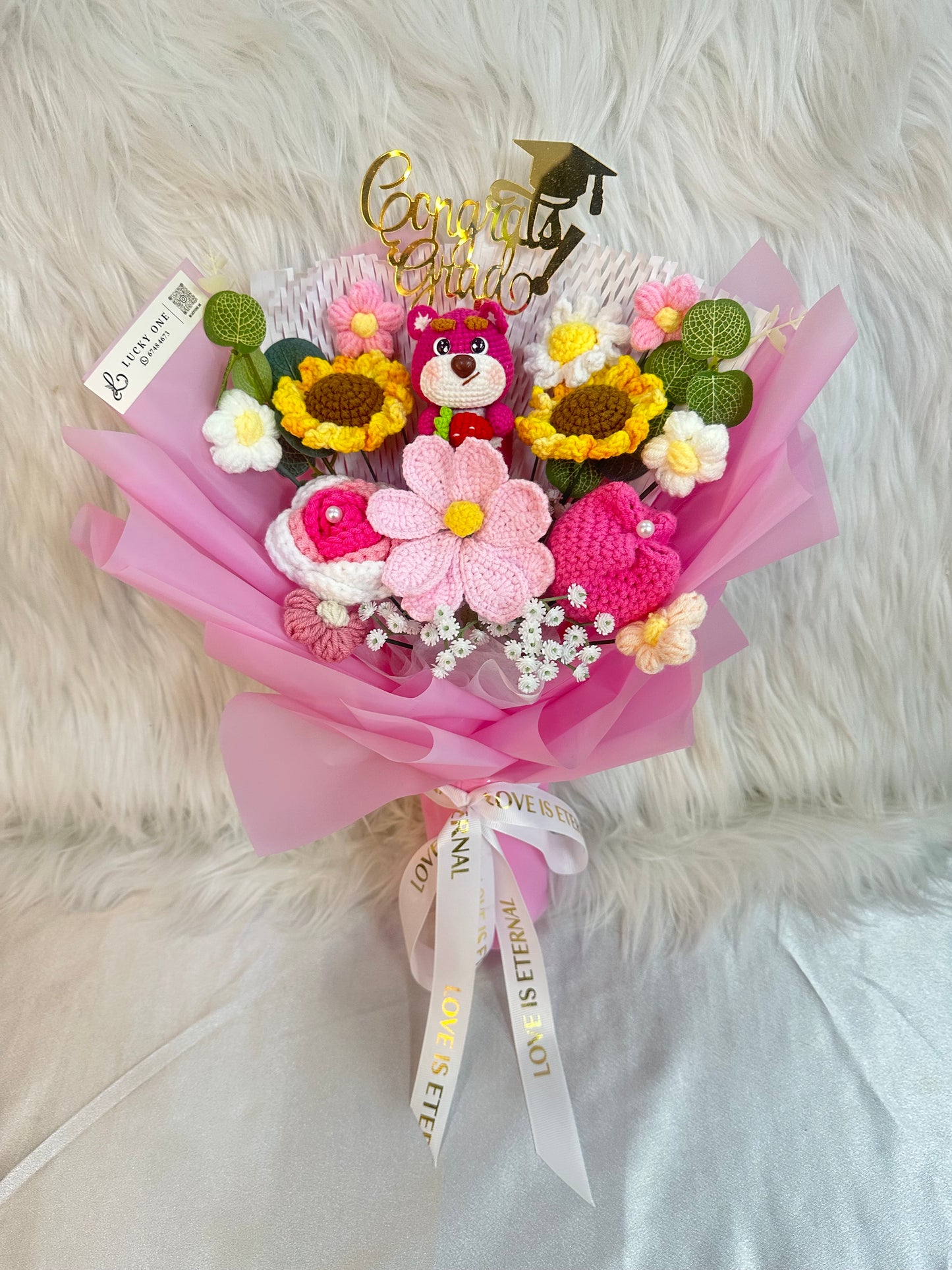 🍓勞蘇 草莓熊 Lotso公仔花束｜客製禮物｜小朋友 幼稚園畢業花束｜卡通花束｜針織花束 編織花束｜生日花束｜畢業公仔花束｜畢業禮物｜週年紀念日花束｜情人節花束｜創意禮品｜網上訂花｜人手製作｜觀塘花店｜香港花店