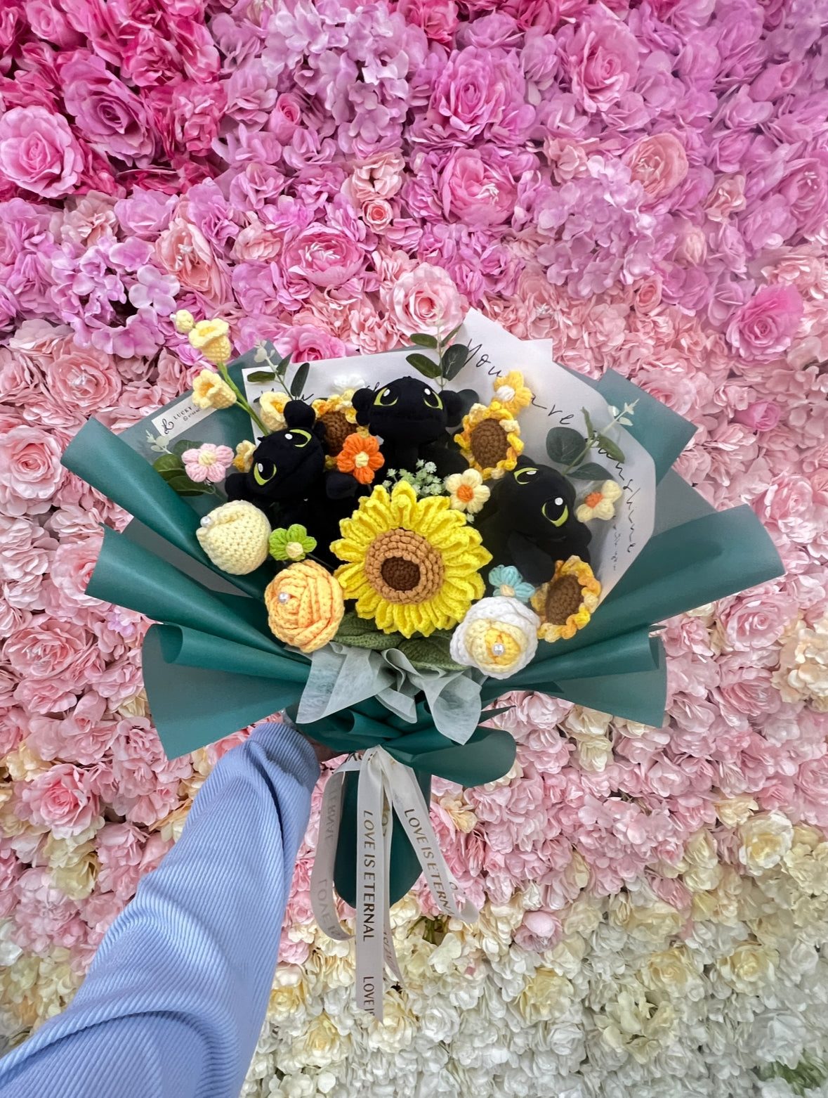 【訂製服務】（非現貨）無牙仔公仔花束｜客製花束｜ 訂製花束 $298起🔥｜客製禮物｜創意花束｜訂製公仔花束｜生日花束｜畢業花束｜週年紀念日花束｜情人節花束｜升職榮休Farewell 花束｜創意禮物｜網上訂花｜觀塘花店｜香港花店