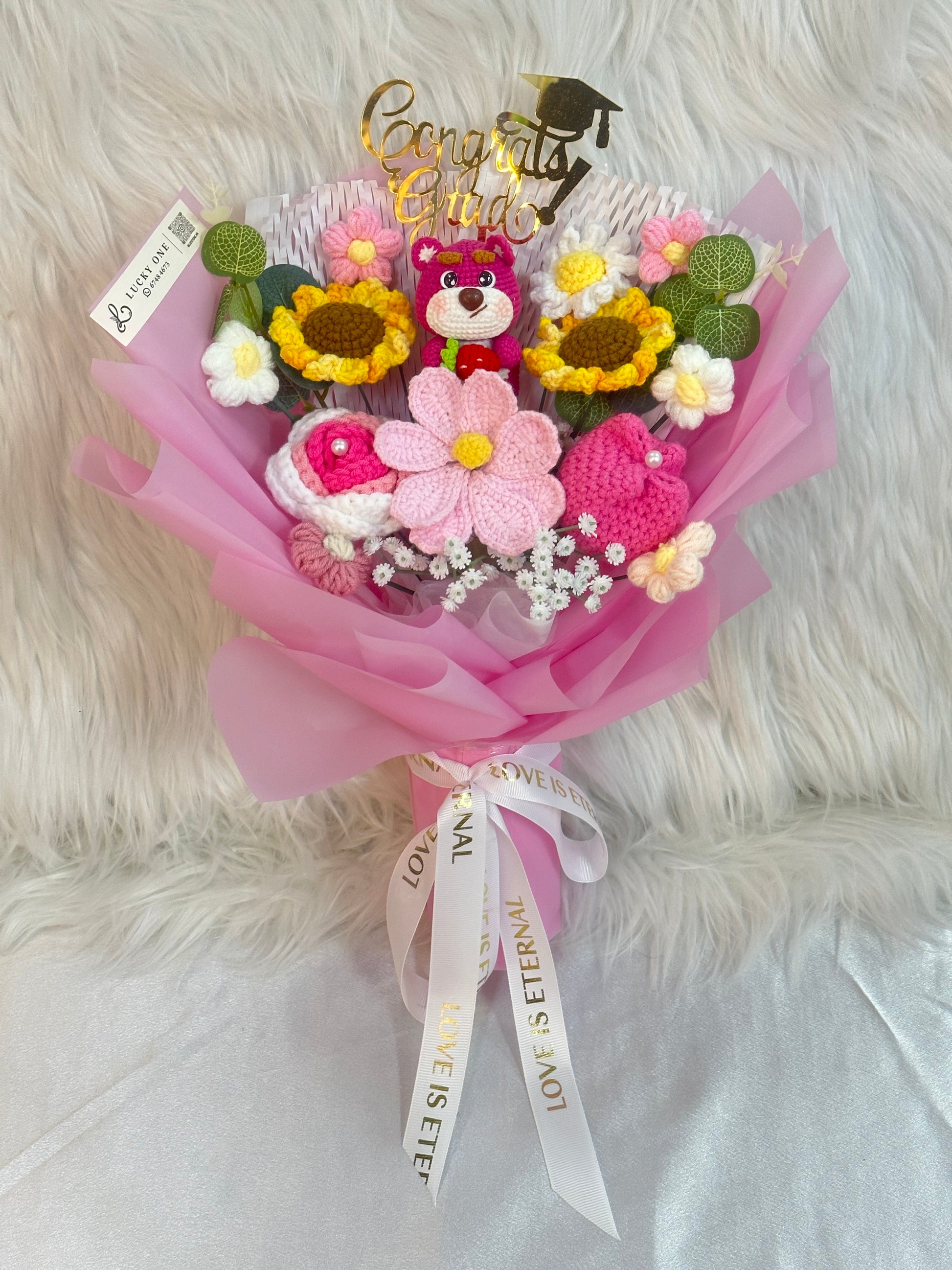 🍓勞蘇 草莓熊 Lotso公仔花束｜客製禮物｜小朋友 幼稚園畢業花束｜卡通花束｜針織花束 編織花束｜生日花束｜畢業公仔花束｜畢業禮物｜週年紀念日花束｜情人節花束｜創意禮品｜網上訂花｜人手製作｜觀塘花店｜香港花店