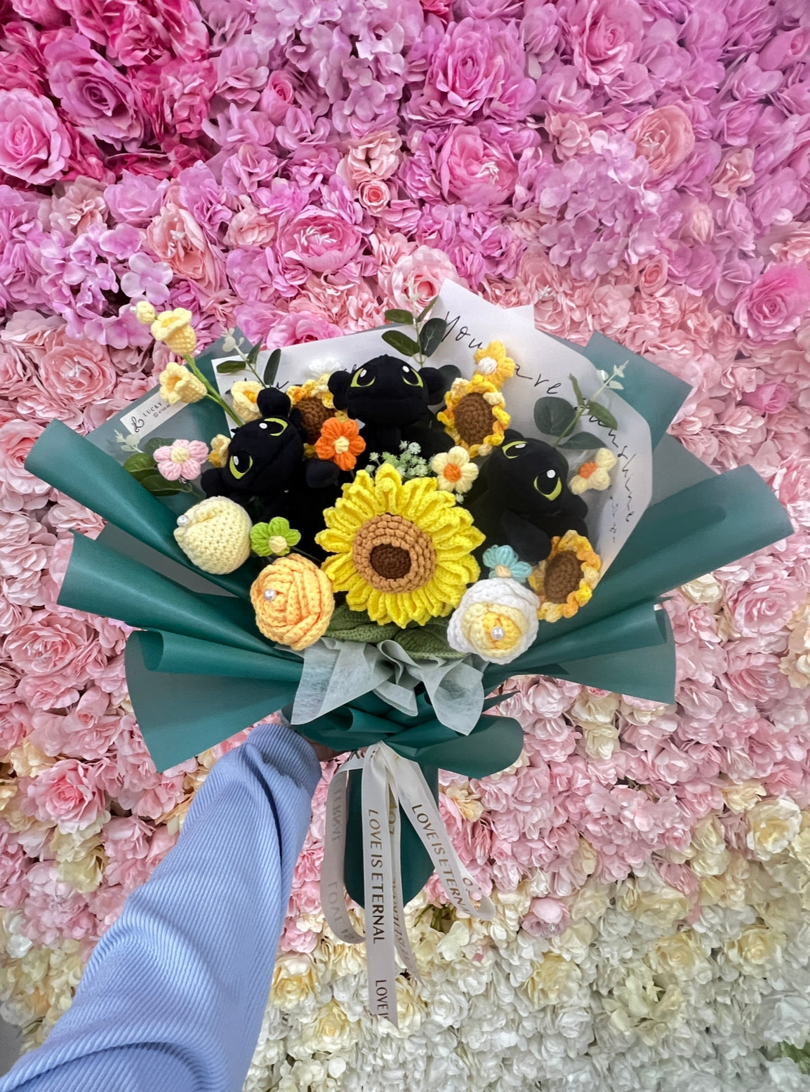 【訂製服務】（非現貨）無牙仔公仔花束｜客製花束｜ 訂製花束 $298起🔥｜客製禮物｜創意花束｜訂製公仔花束｜生日花束｜畢業花束｜週年紀念日花束｜情人節花束｜升職榮休Farewell 花束｜創意禮物｜網上訂花｜觀塘花店｜香港花店
