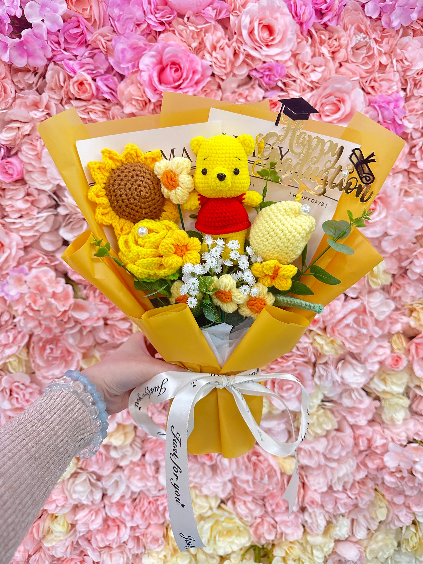 Winnie the Pooh花束｜Disney 迪士尼｜小熊維尼公仔花｜畢業公仔花束｜畢業花束｜生日禮物｜網上訂花｜針織花束｜生日花束｜週年紀念日花束｜情人節花束｜感謝Farewell花束｜即日送花｜香港花店｜觀塘花店